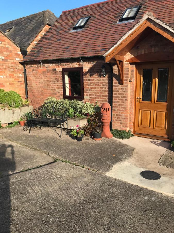 Nuneaton - Cottage - Sleeps 2 - Parking - Garden 外观 照片